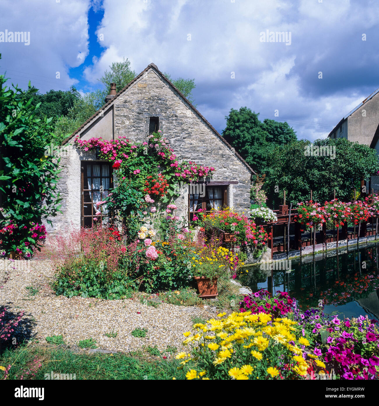 Maison ornée de fleurs, verrou, Côte-d'Or, Bourgogne, France, Europe Banque D'Images