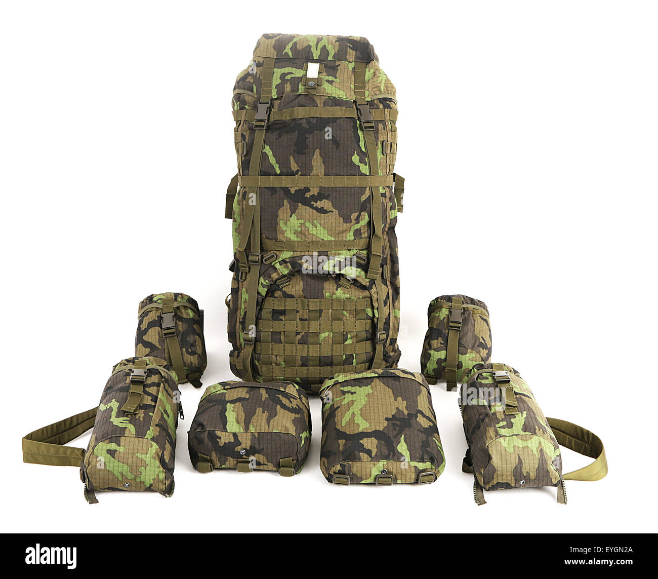 Sac à dos militaire avec des accessoires isolé sur blanc. Grande taille. Vue de face. Banque D'Images