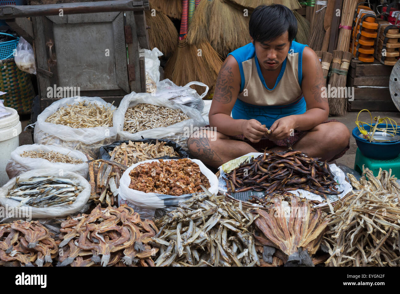 Le Myanmar, de sécher le poisson au marché ; Yangon yangon Banque D'Images