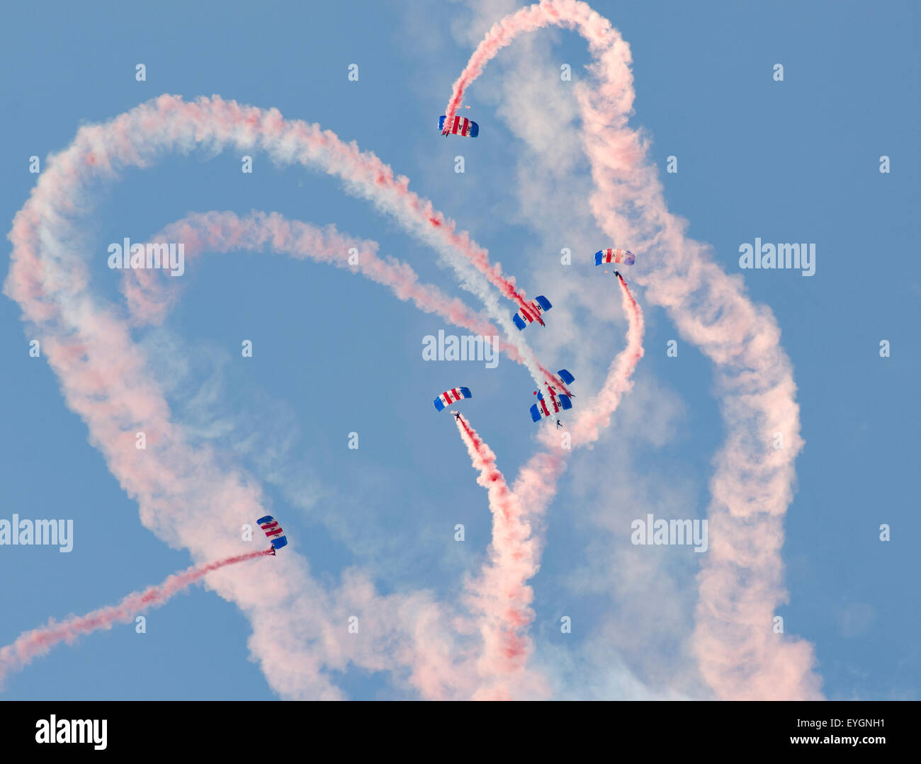 L'équipe de démonstration de parachutisme Falcons RAF à Sunderland Airshow 2015 Banque D'Images