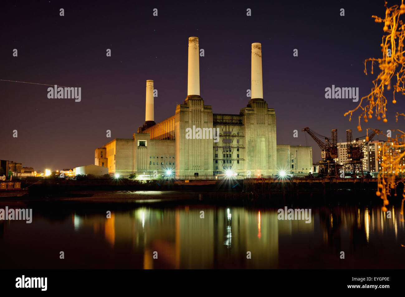 Royaume-uni, Angleterre, Battersea Power Station à Londres la nuit ; Banque D'Images