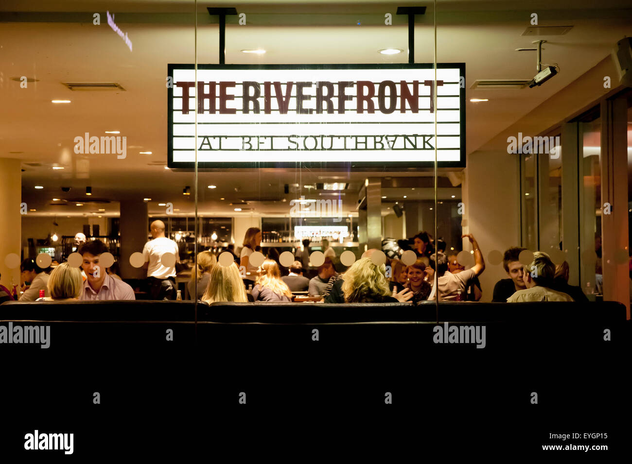 Royaume-uni, Angleterre, Riverfront café et restaurant à BFI London ; Banque D'Images