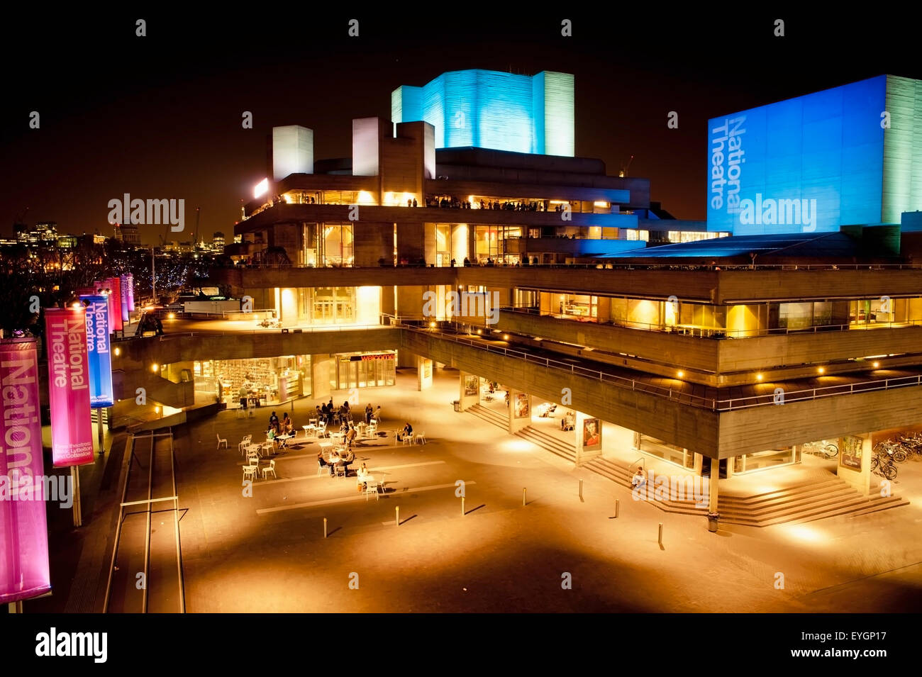 Royaume-uni, Angleterre, Théâtre National la nuit ; Londres Banque D'Images