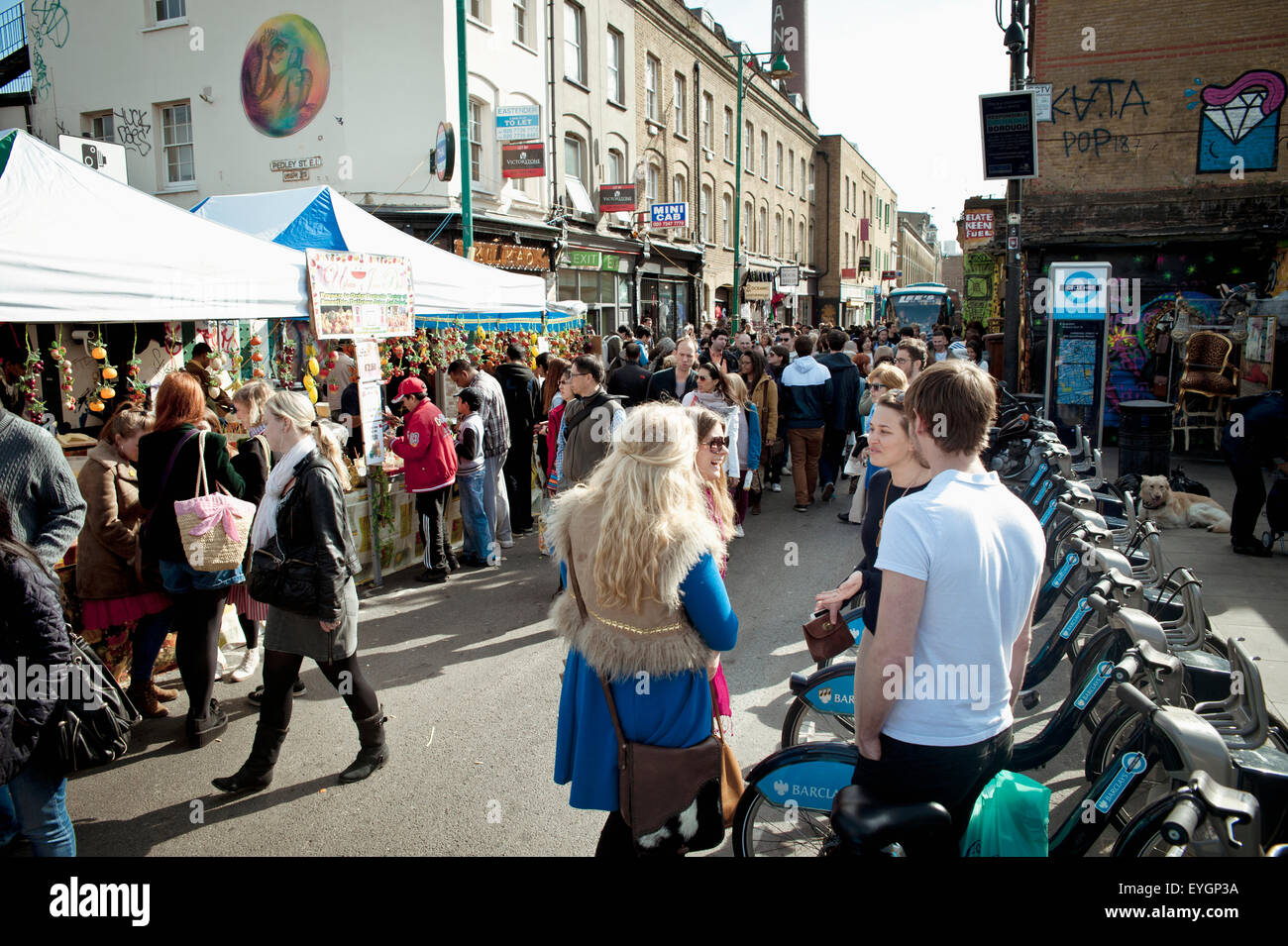 Royaume-uni, Angleterre, Brick Lane sur occupation et dimanche ensoleillé ; Londres Banque D'Images