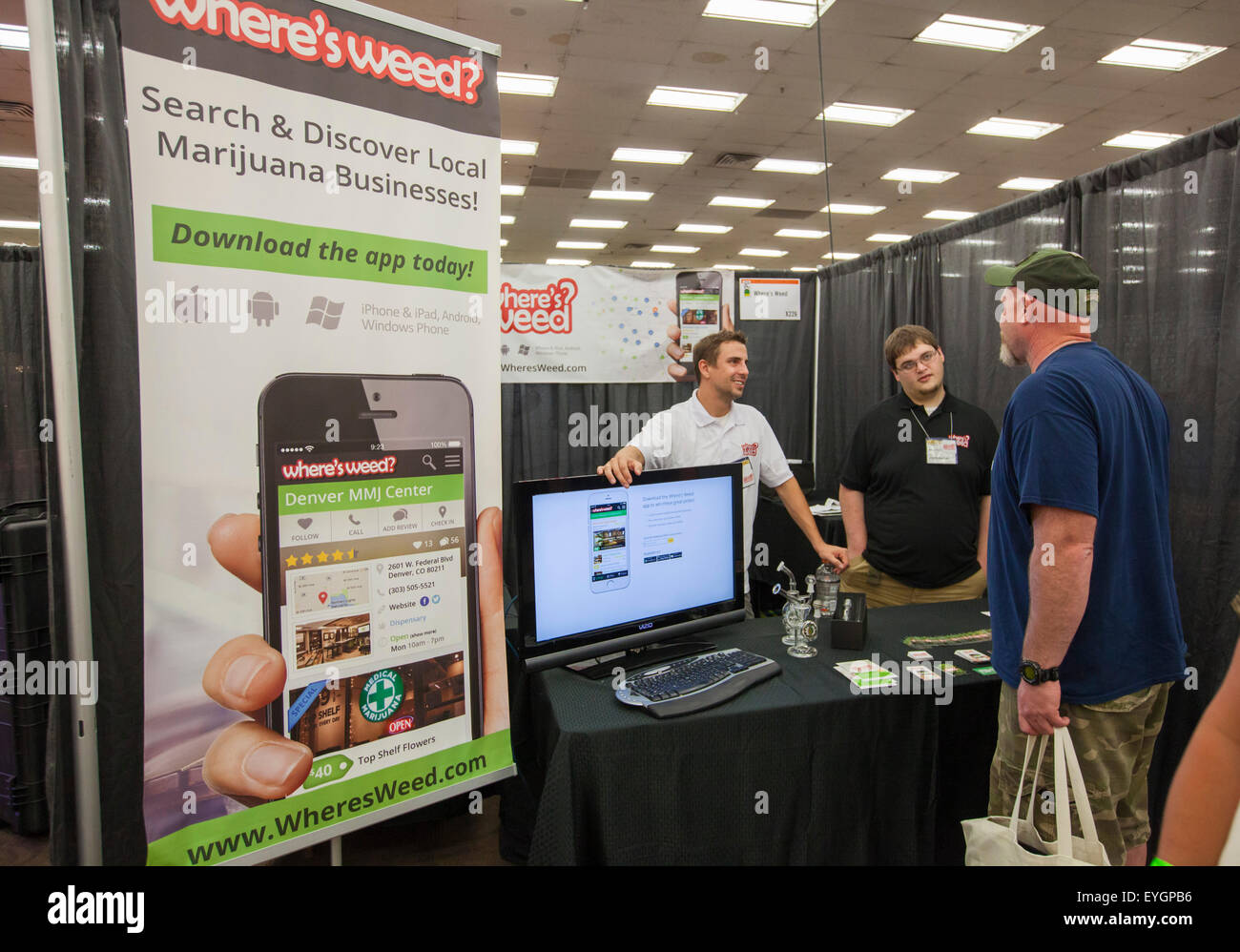Denver, Colorado - Exposants - promouvoir le 'où' l'herbe de l'application pour téléphones intelligents à l'INDO Expo, un salon commercial de la marijuana. Banque D'Images
