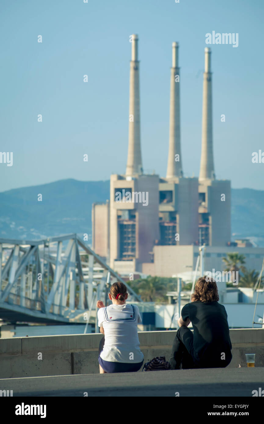 L'Espagne, le Parc del Forum, Barcelone, festivaliers profitant du soleil et des vues des cheminées au Primavera Sound Festival de musique Banque D'Images