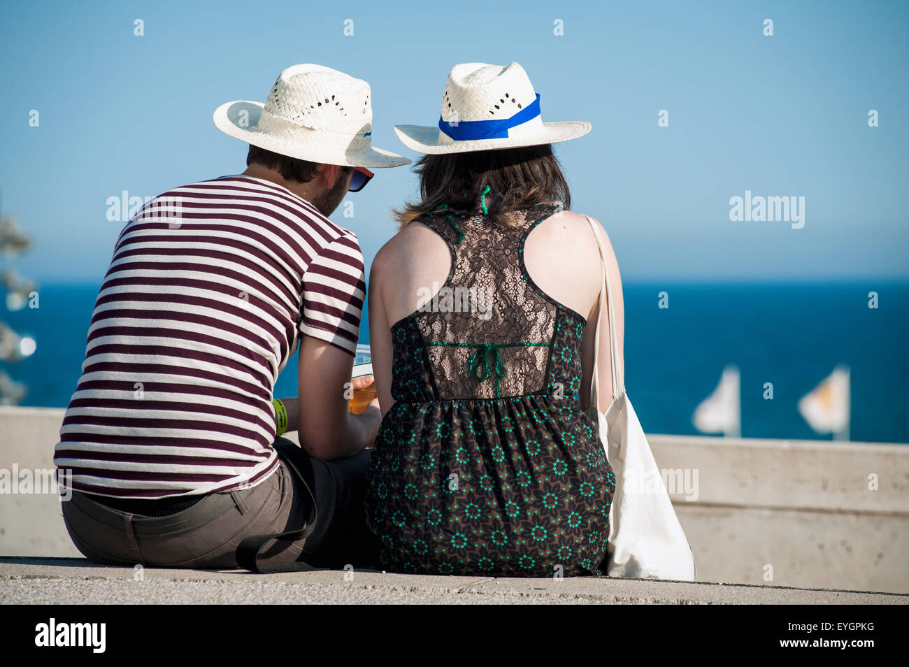 L'Espagne, le Parc del Forum, Barcelone, Couple profitant de la vue sur la mer à Primavera Sound Festival de musique Banque D'Images