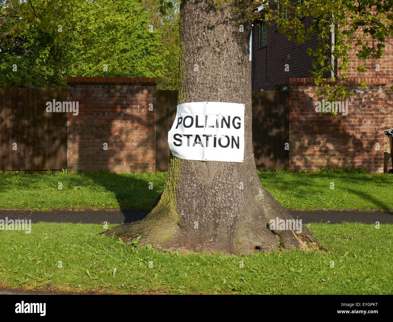 Bureau de scrutin signe sur tree UK Banque D'Images