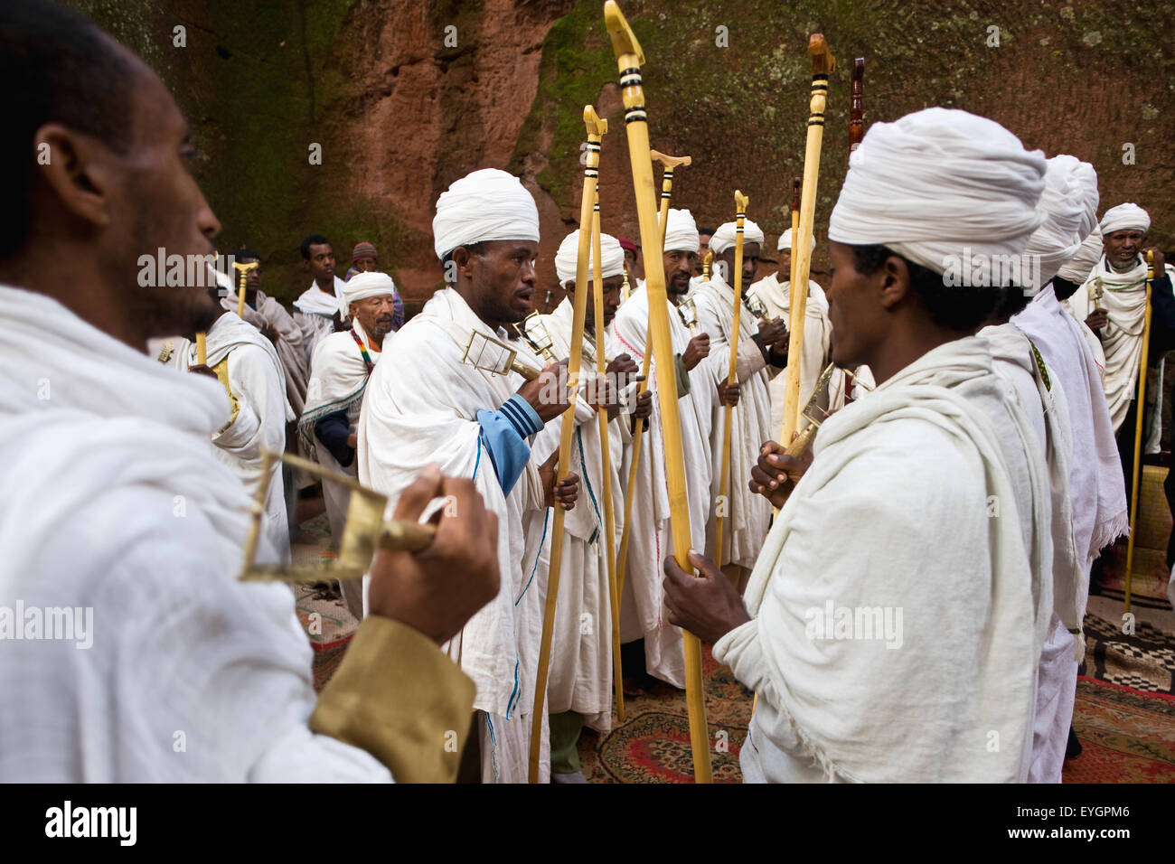 L'Éthiopie, l'église éthiopienne orthodoxe diacres portant tunique Shamma dans la cour d'un Banque D'Images