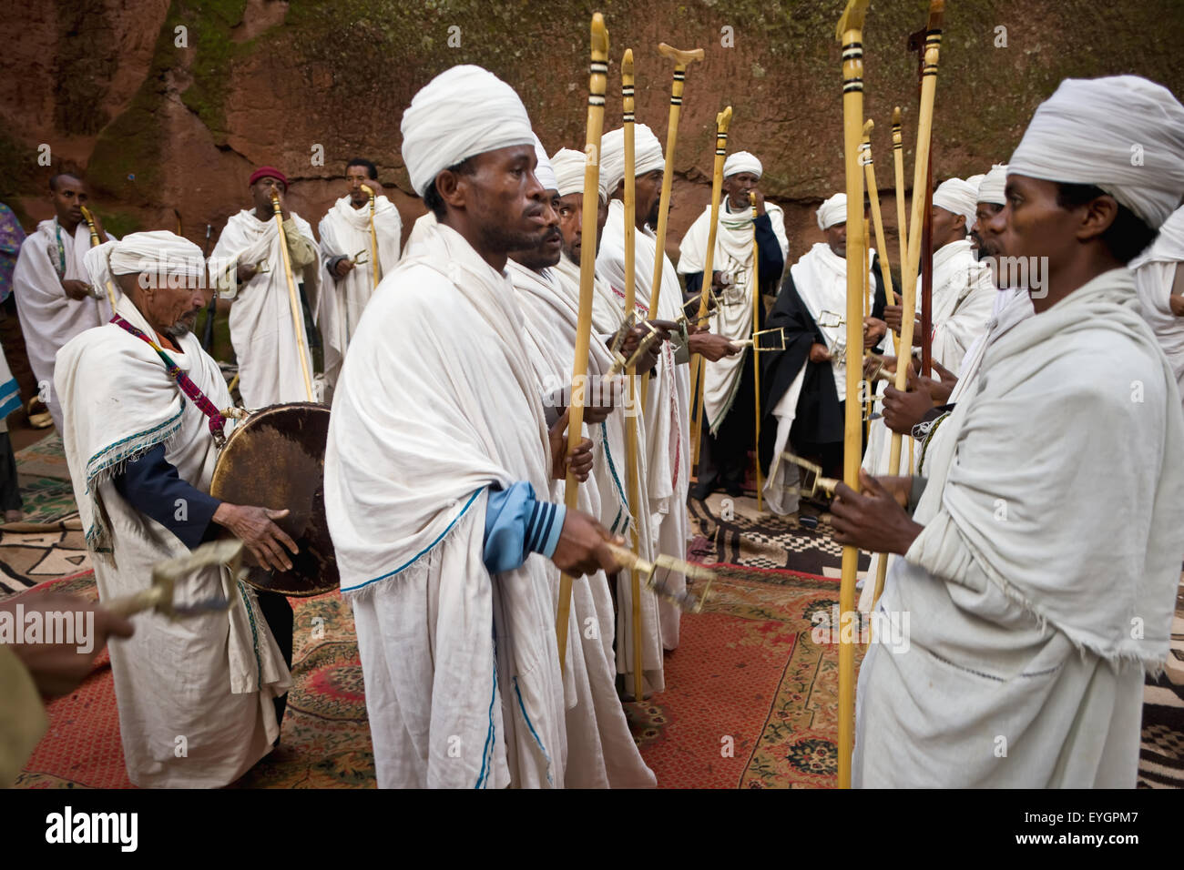 L'Éthiopie, l'église éthiopienne orthodoxe diacres portant tunique Shamma dans la cour d'un Banque D'Images