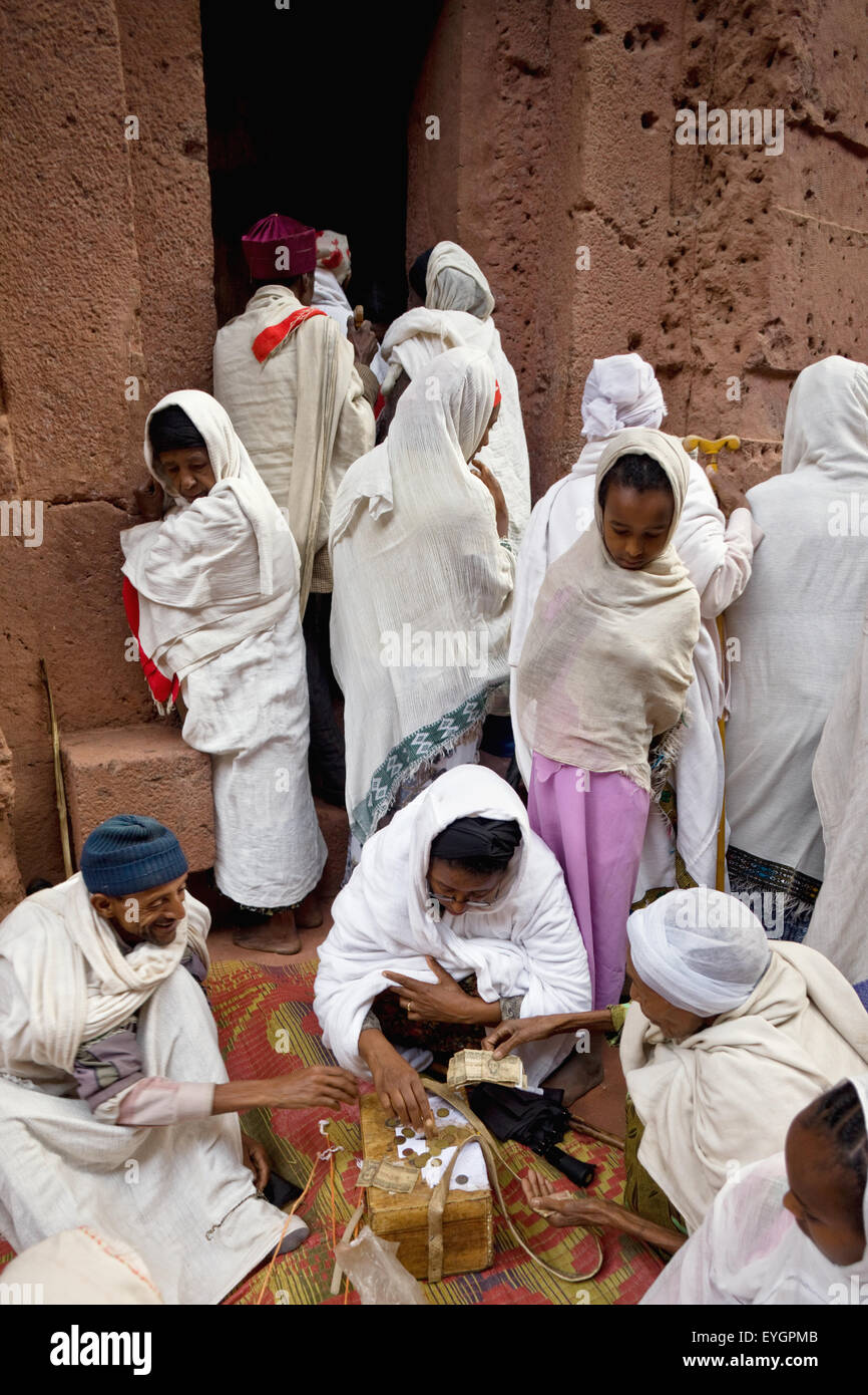 L'Éthiopie, pèlerins orthodoxe éthiopienne à gagner de l'argent des offrandes dans la cour d'une Banque D'Images