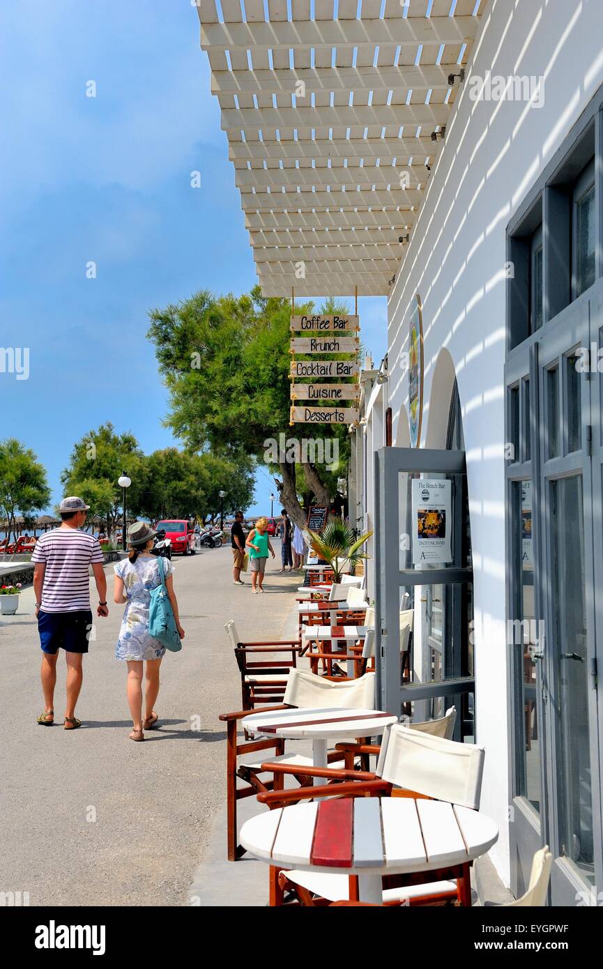 Les touristes passent à côté d'un café bar à cocktails Salles de Perissa Santorini Grèce Banque D'Images