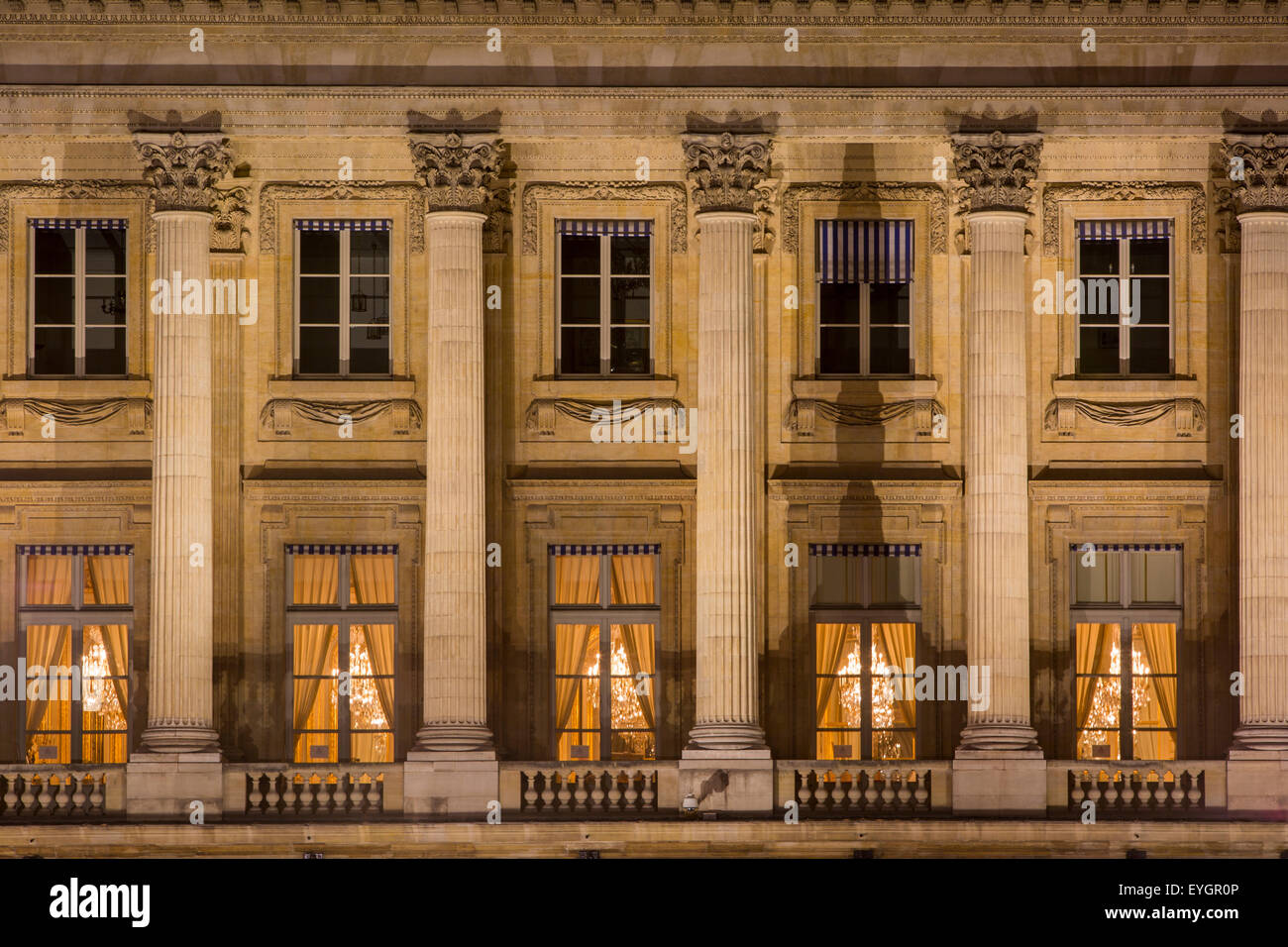 Rangée de colonnes et de fenêtres dans le bâtiment à la place de la Concorde, Paris, France Banque D'Images