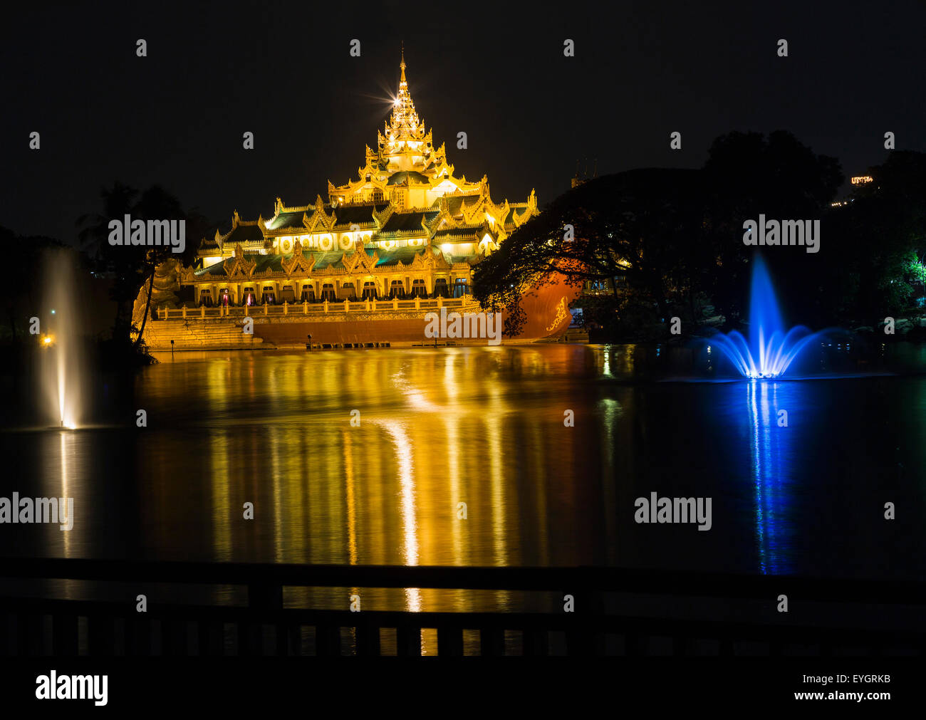 Barge flottante Karaweik Hall le Lac Kandawgyi au crépuscule, Yangon, Myanmar Banque D'Images