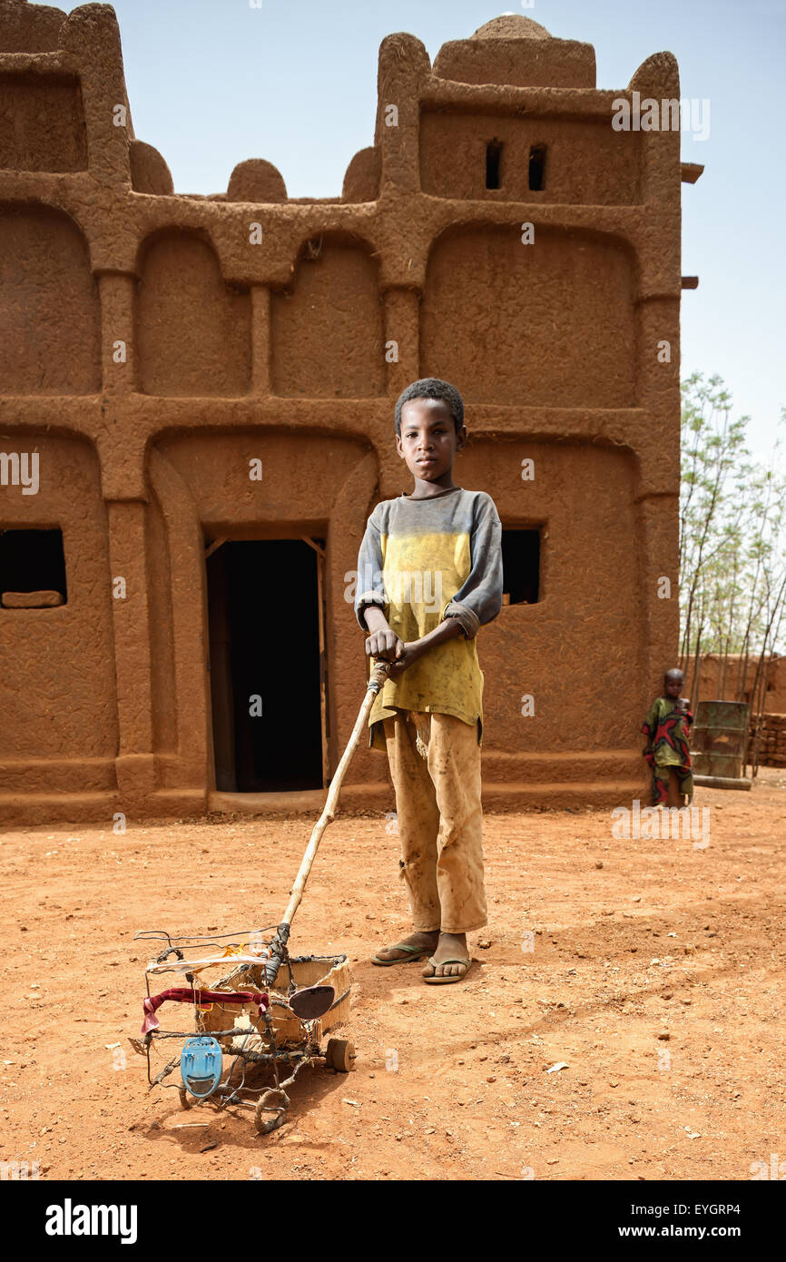 Le Niger, Tahoa Région, jeune garçon avec jouet ; Yaama Village Banque D'Images