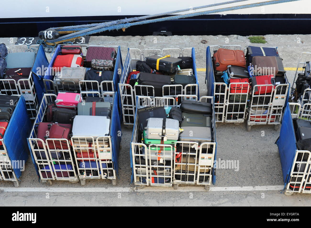 Colourfull valises dans les wagons pour être embarqués sur un bateau de ses bagages Kreuzfahrt Gepäck Koffer dans Chariots Banque D'Images