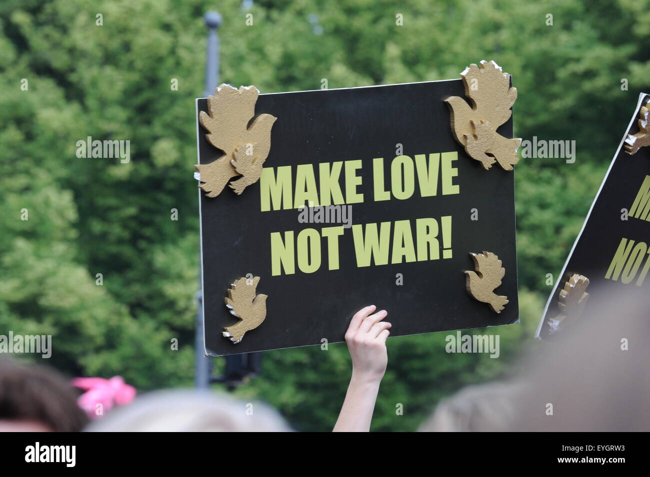 Faire l'amour pas la guerre, signe de la paix à Gay Pride Parade Berlin 2015 Juin Juni Banque D'Images