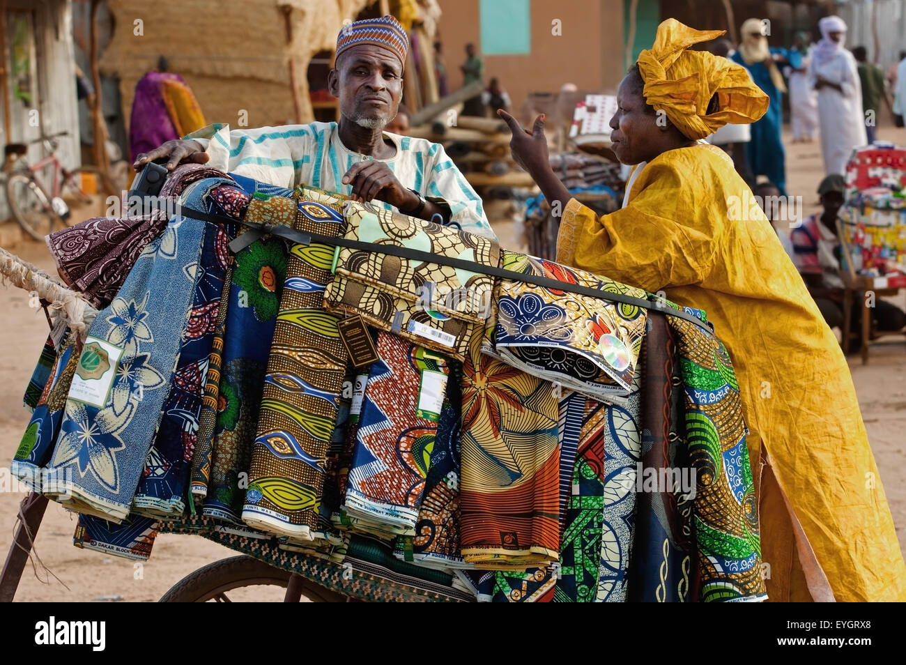 Au Niger, les hommes touareg shopping pour les vêtements à Housa Trader's, wc séparés. Marché de l'élevage d'Agadez Agadez ; Banque D'Images