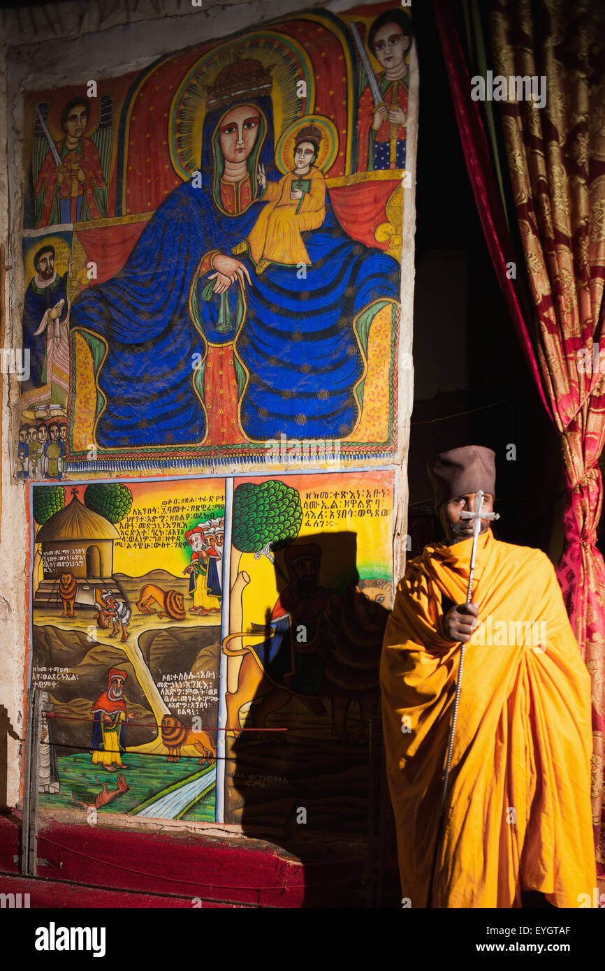 Prêtre à l'Église ; l'Intérieur, de l'Éthiopie d'Axoum Banque D'Images