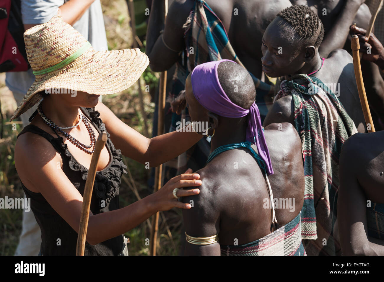 Anthropologue et guerrier Mursi tribu, Dirikoro, Ethiopie Banque D'Images