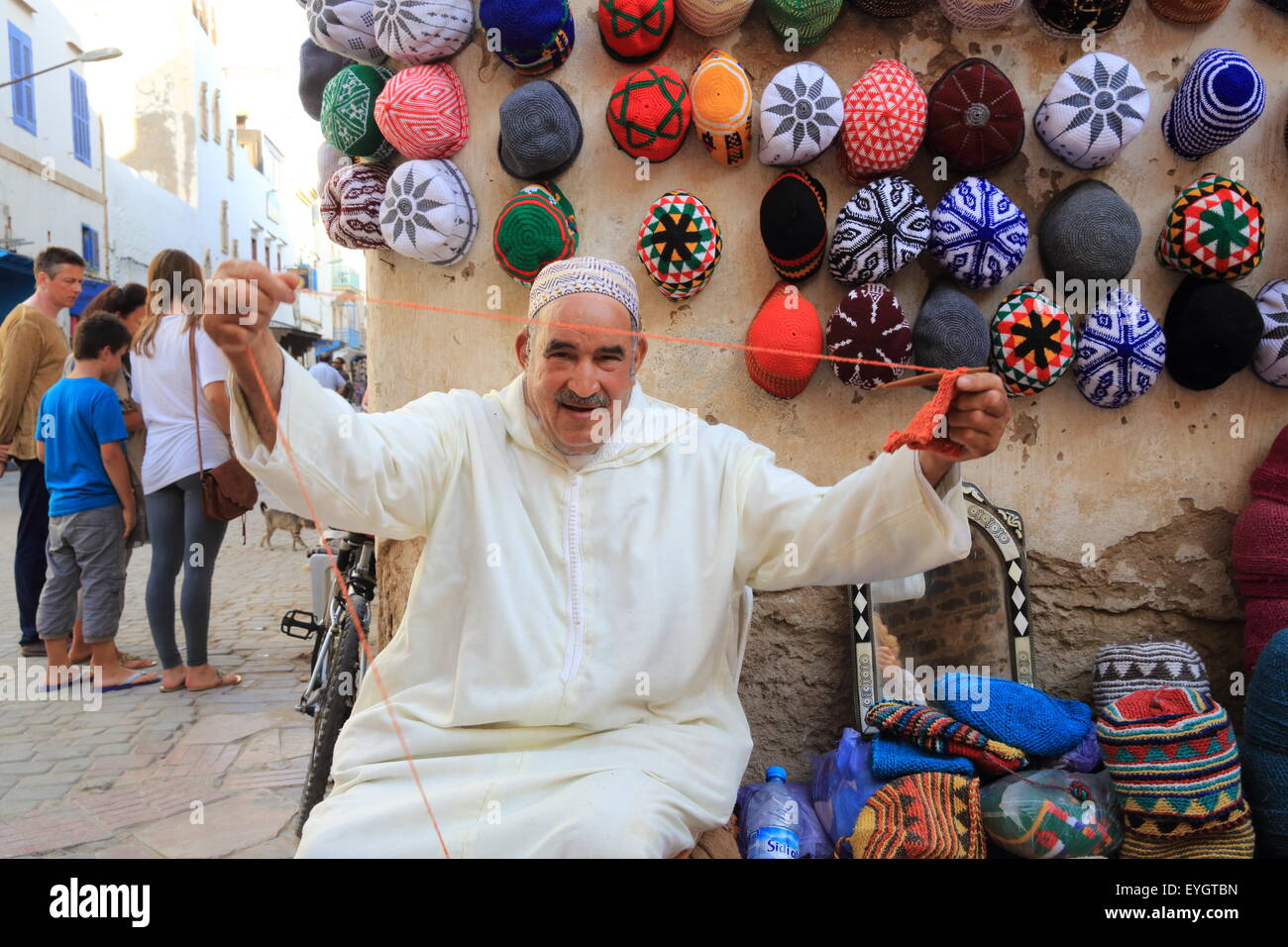 Dans la médina, un vieil homme fabrique et vend des chapeaux colorés, à  Essaouira, Maroc, Afrique du Nord Photo Stock - Alamy