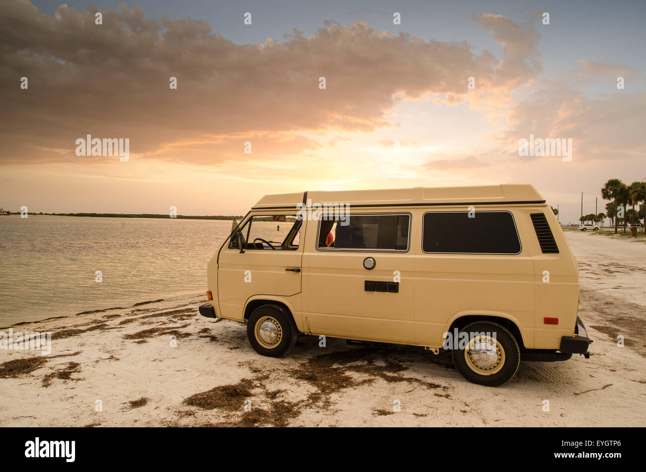 1981 Volkswagen Vanagon Westfalia au Dunedin Causeway, Floride Banque D'Images