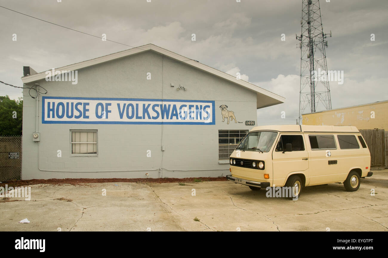 1981 Vanagon Westfalia garé à l'extérieur de la chambre de Volkswagen atelier de réparation. Banque D'Images
