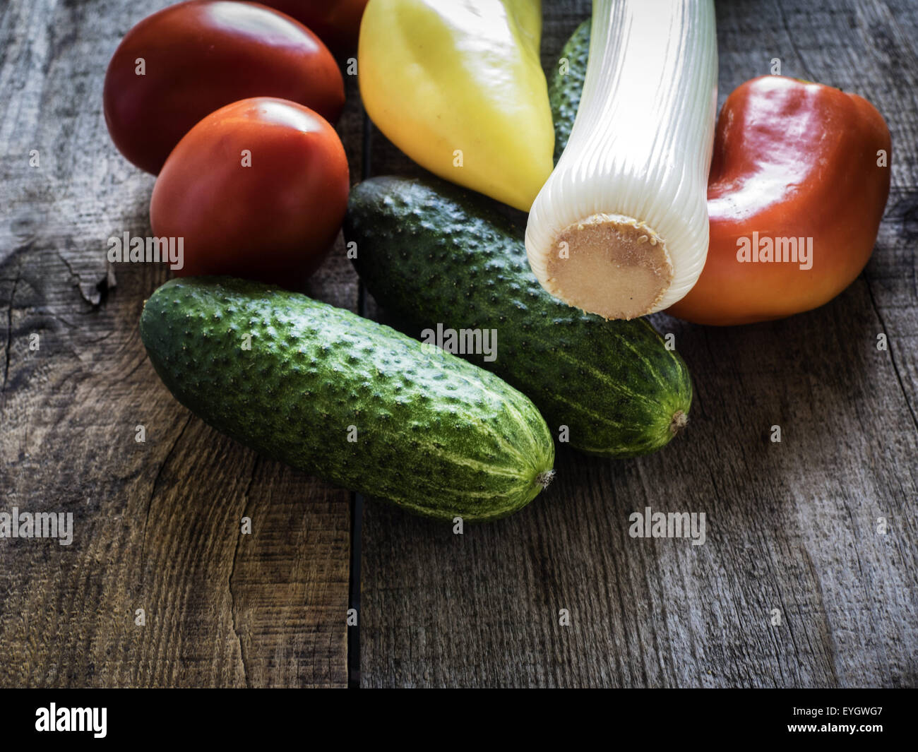 Farm Fresh organic le poireau, le poivron et le concombre sur table en bois. 29 juillet, 2015. Grunge style © Igor Golovniov/ZUMA/Alamy Fil Live News Banque D'Images
