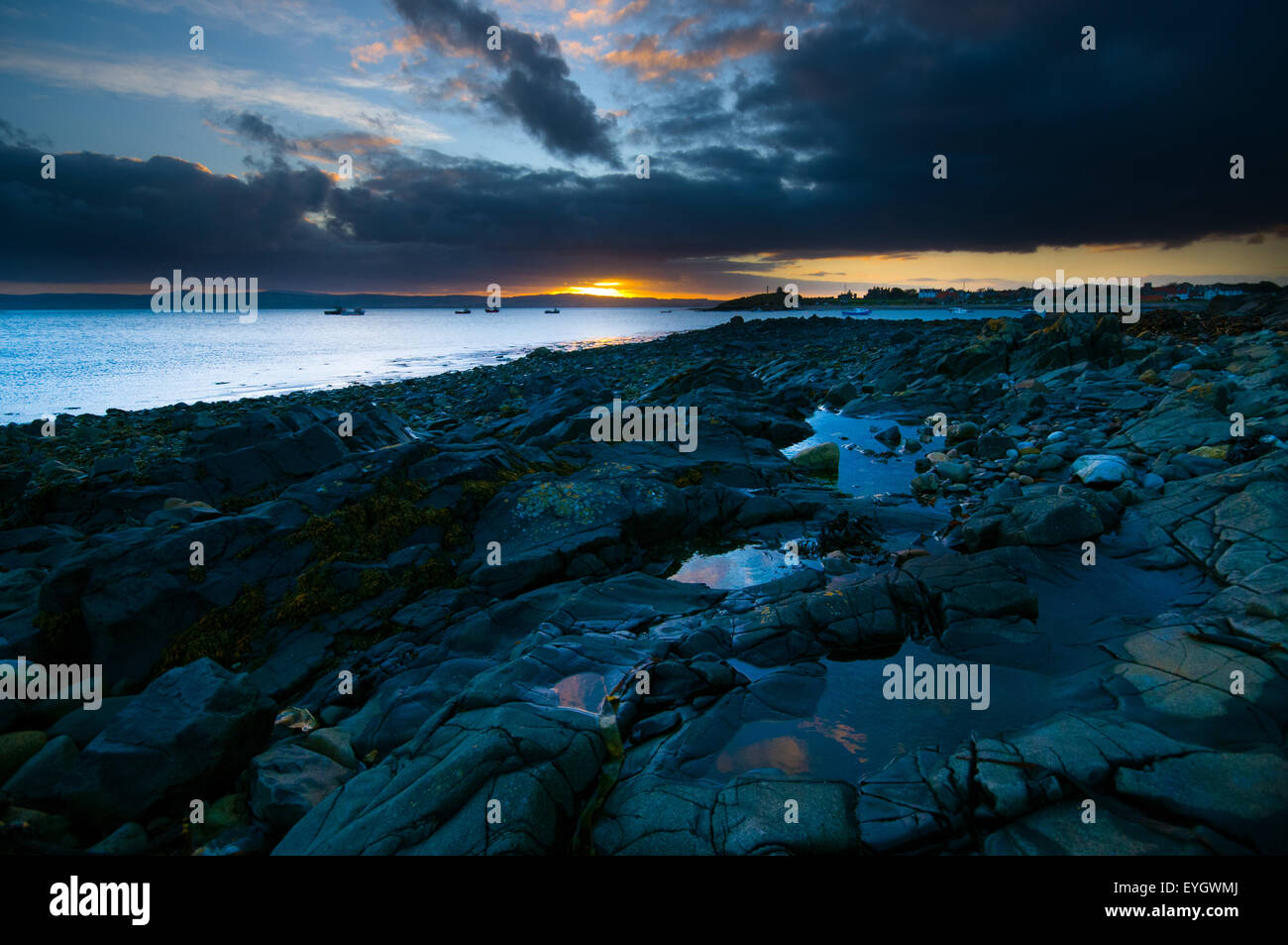 Le coucher du soleil, l'île sacrée de Lindisfarne, Northumberland Banque D'Images