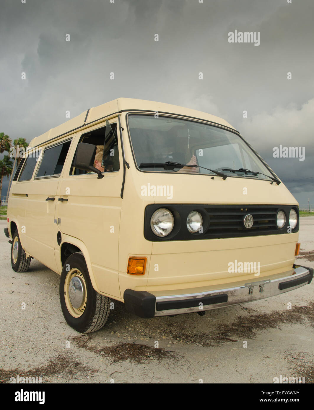 1981 Volkswagen Vanagon Westfalia sur la plage, à l'Dunedin Causeway, en Floride. Banque D'Images