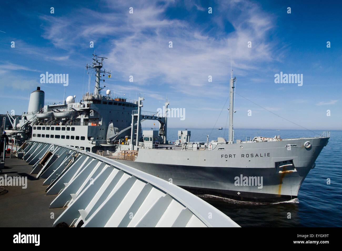 Le Fort Rosalie un auxiliaire de la Flotte royale de la Marine royale, vu d'une classe d'Albion un LPD dans le cadre d'une opération de transfert de magasins Banque D'Images