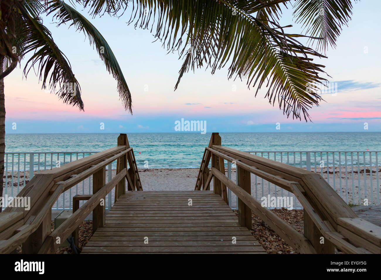 Escaliers de bois sur plage déserte dunes à Vero Beach, en Floride Banque D'Images