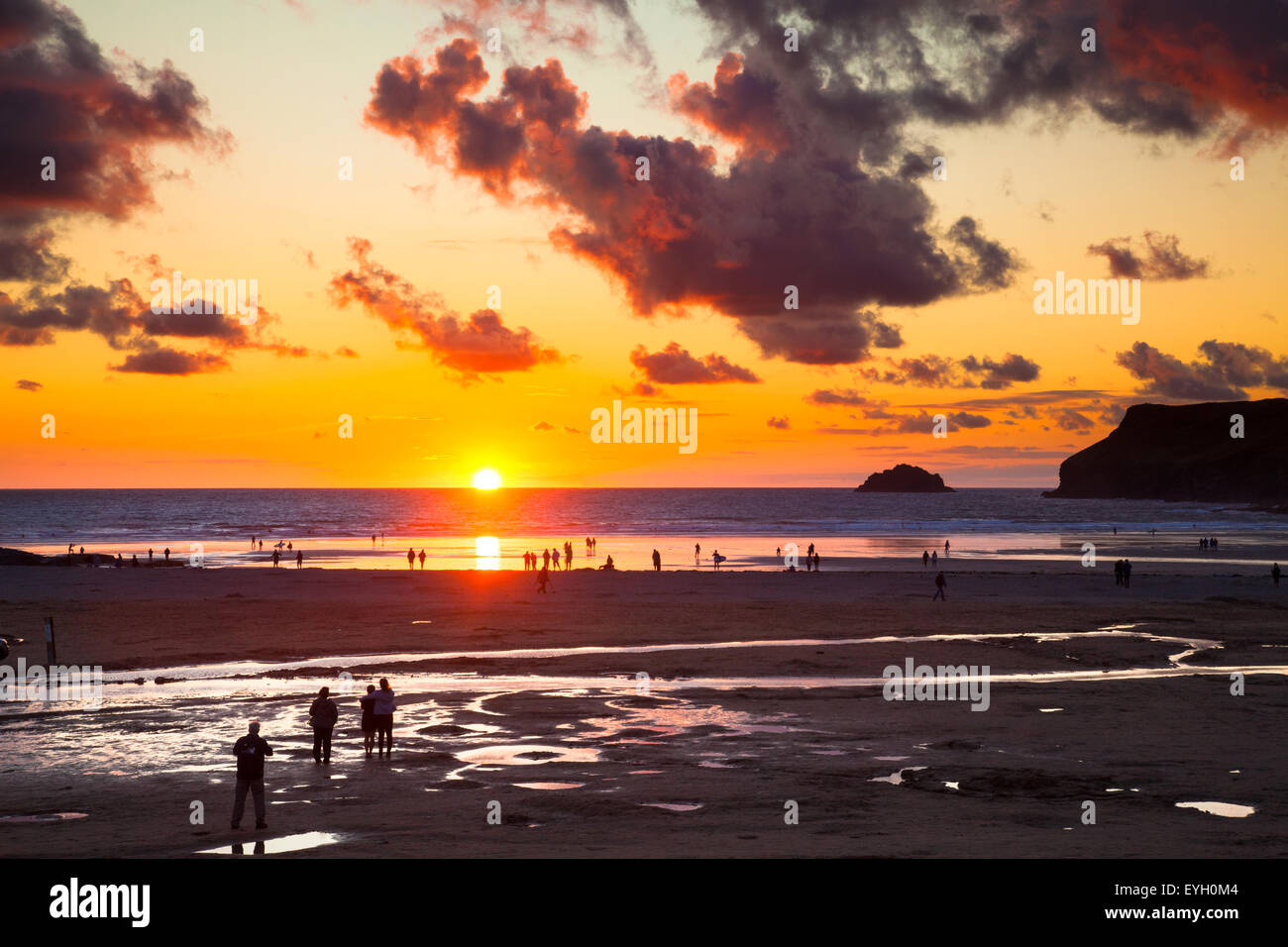 Polzeath, Cornwall, Royaume-Uni 29 Juillet 2015. Les surfeurs sur la plage de Polzeath à Cornwall au coucher du soleil. Situé sur la côte Atlantique du nord des Cornouailles, la plage est très prisée des surfeurs et les familles. Credit : Mark Richardson/Alamy Live News Banque D'Images