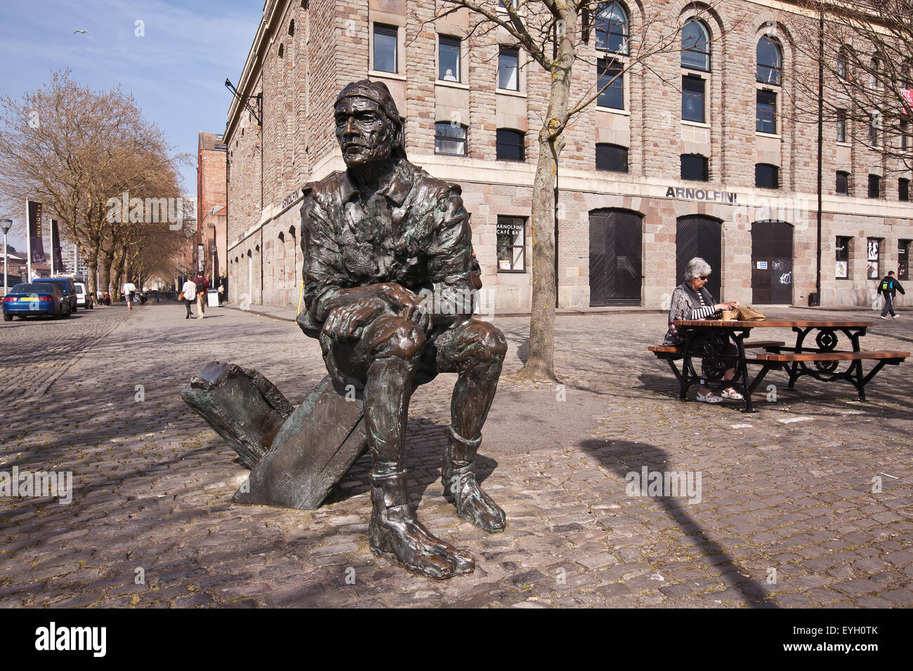 John Cabot Statue devant Arts Arnolfini Gallery, Harbourside, Bristol, England, UK Banque D'Images