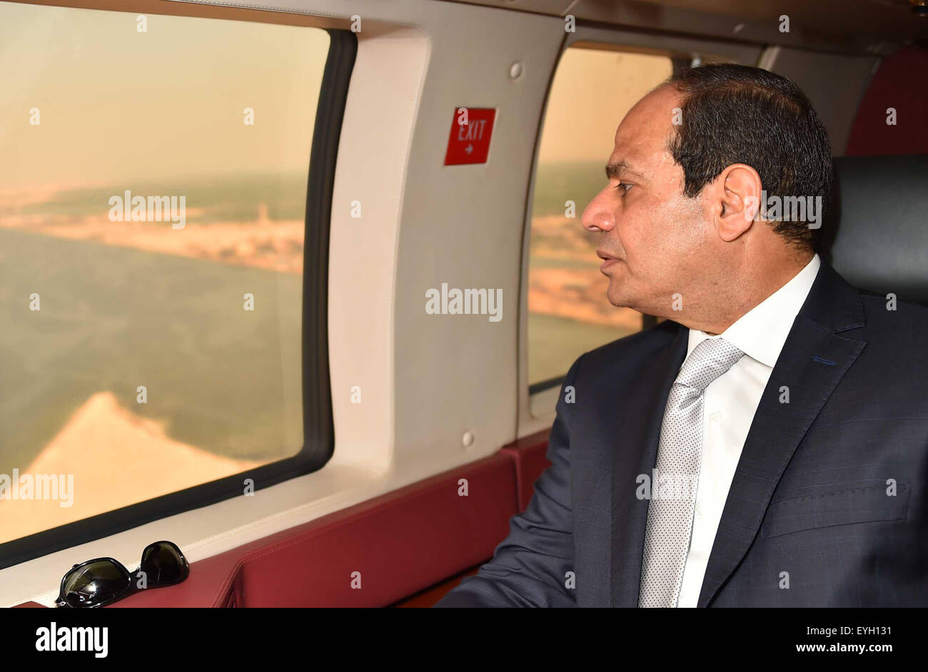 Le président égyptien Abdel Fatah Al-Sisi effectue une inspection aérienne du nouveau canal de Suez, en voie d'achèvement après 1 an de travail. Banque D'Images