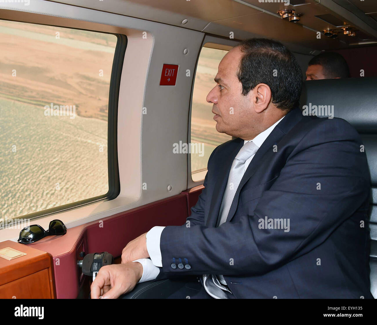 Le président égyptien Abdel Fatah Al-Sisi effectue une inspection aérienne du nouveau canal de Suez, en voie d'achèvement après 1 an de travail. Banque D'Images