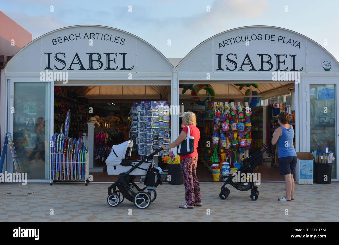 Isabel Une Boutique Sur La Plage Arenal La Vente De Seaux Pelles Ballons De Plage Des Cartes Postales Dans La Localite De Javea Sur La Costa Blanca Photo Stock Alamy