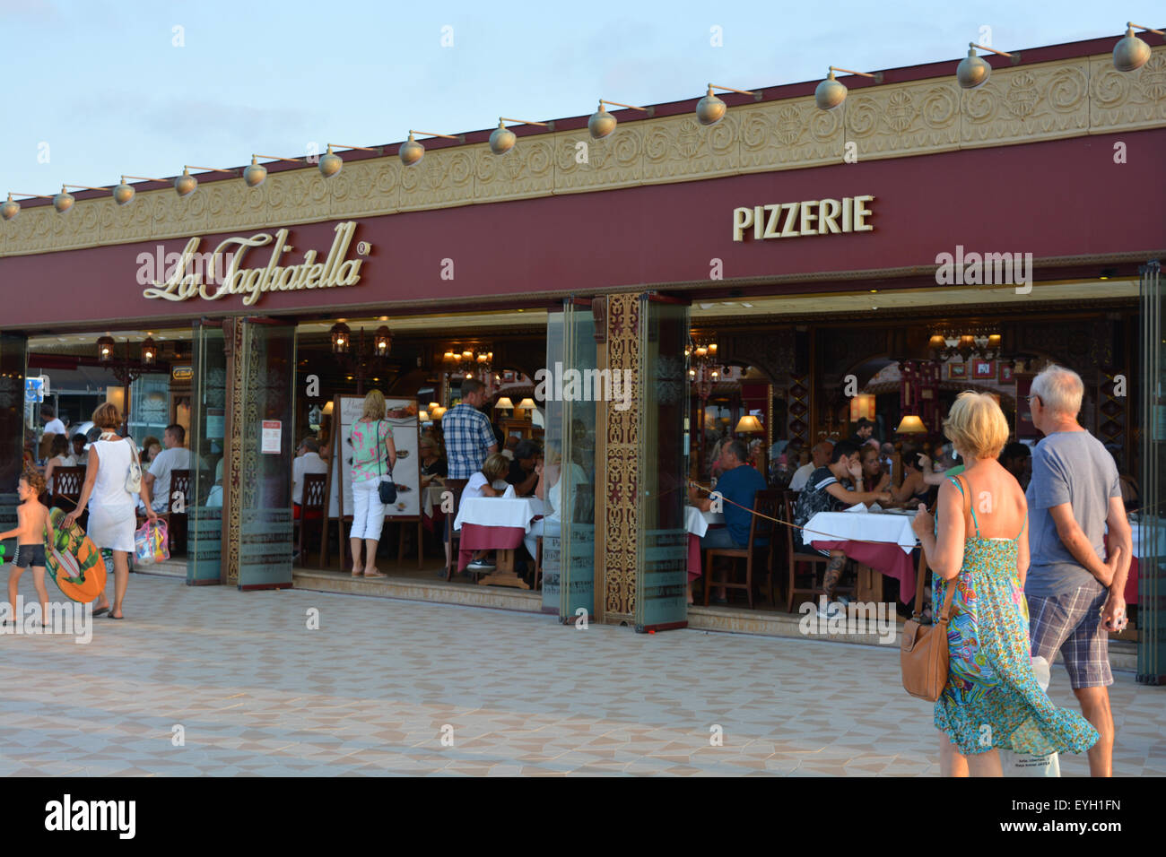Restaurant La Tagliatella sur la plage Del Arenal, avant sur une longue soirée d'été. Javea / Xabia, Alicante, Espagne. Banque D'Images