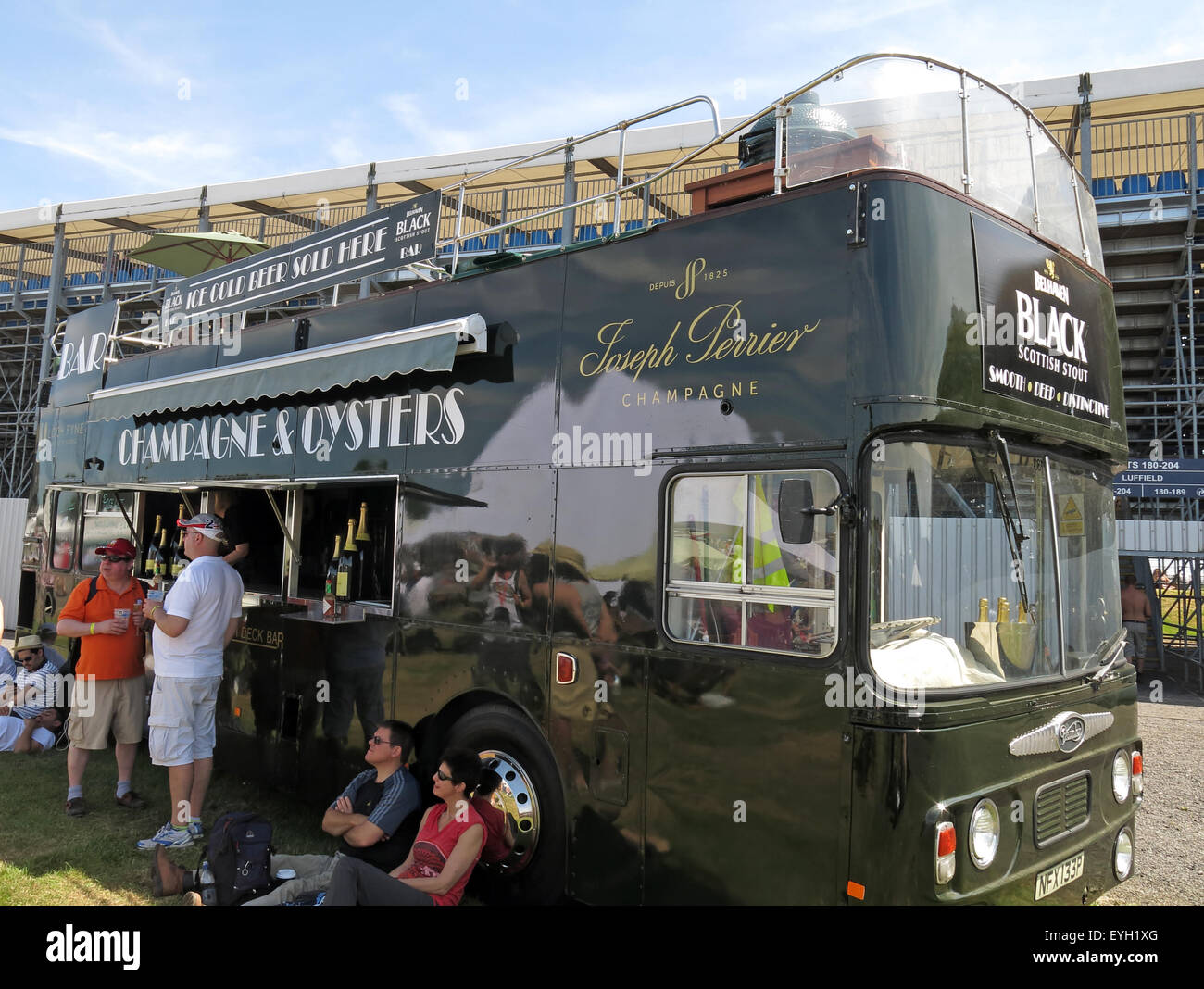 Black bus, Joseph Perrier Champagne et Oyster bar lors d'un événement, Angleterre, Royaume-Uni Banque D'Images