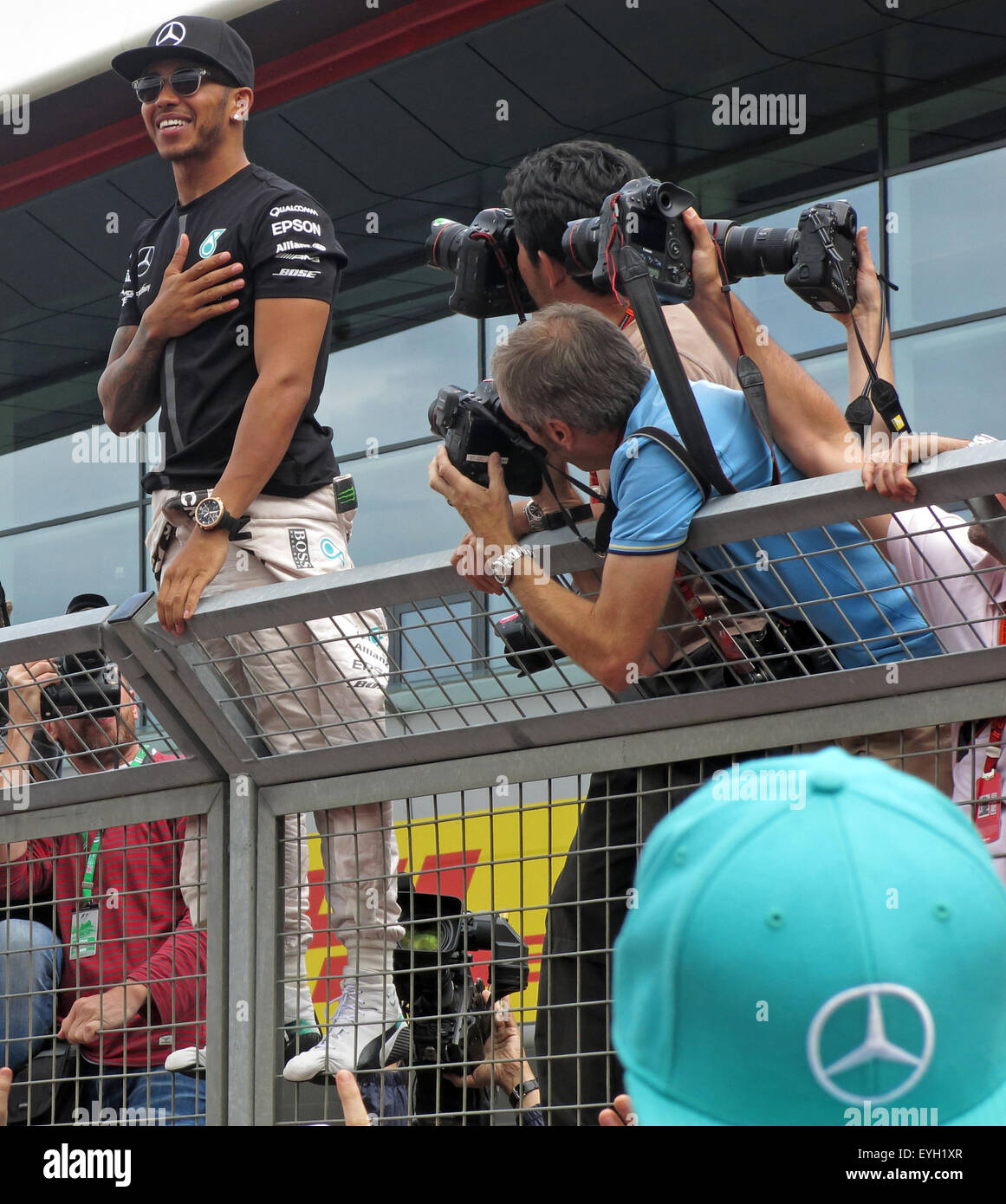 Lewis Hamilton souriant après la victoire, dans la zone de la fosse, Silverstone British F1 Grand Prix 2015 Banque D'Images