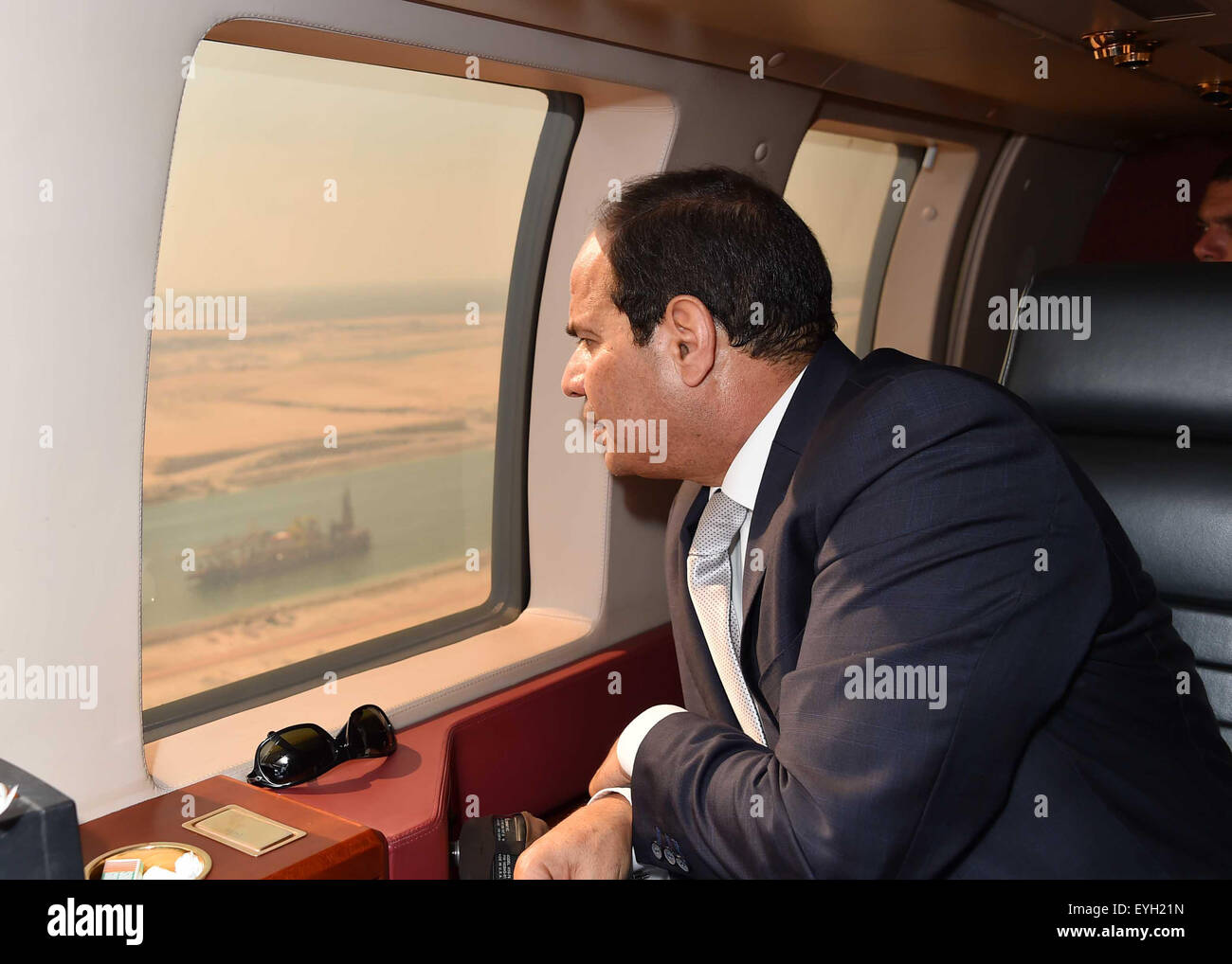 Le président égyptien Abdel Fatah Al-Sisi effectue une inspection aérienne du nouveau canal de Suez, en voie d'achèvement après 1 an de travail. Banque D'Images