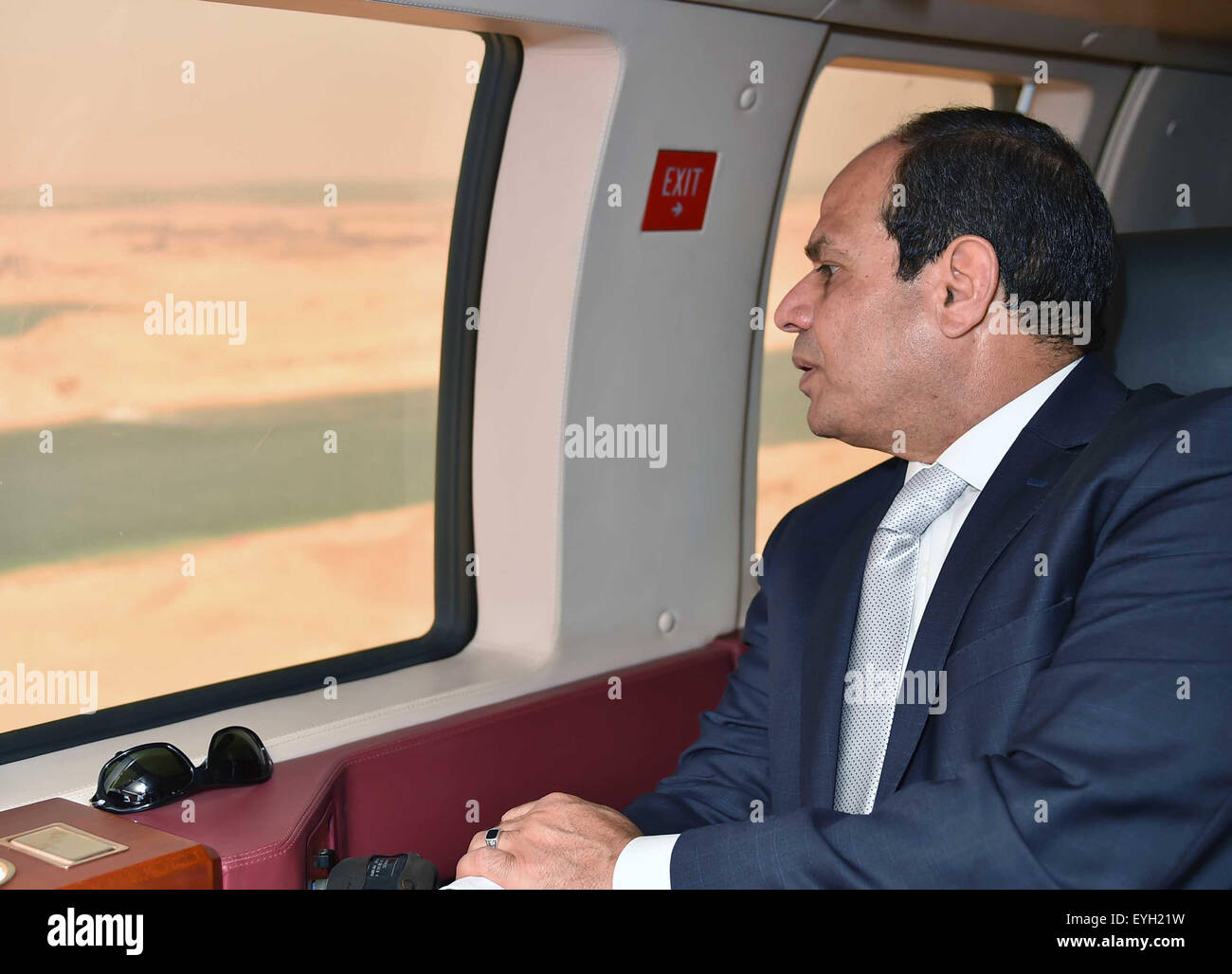 Le président égyptien Abdel Fatah Al-Sisi effectue une inspection aérienne du nouveau canal de Suez, en voie d'achèvement après 1 an de travail. Banque D'Images
