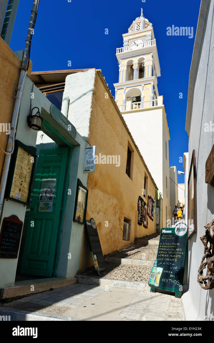 Le clocher de St John's Catholic Church, Fira, Santorini, Grèce. Banque D'Images