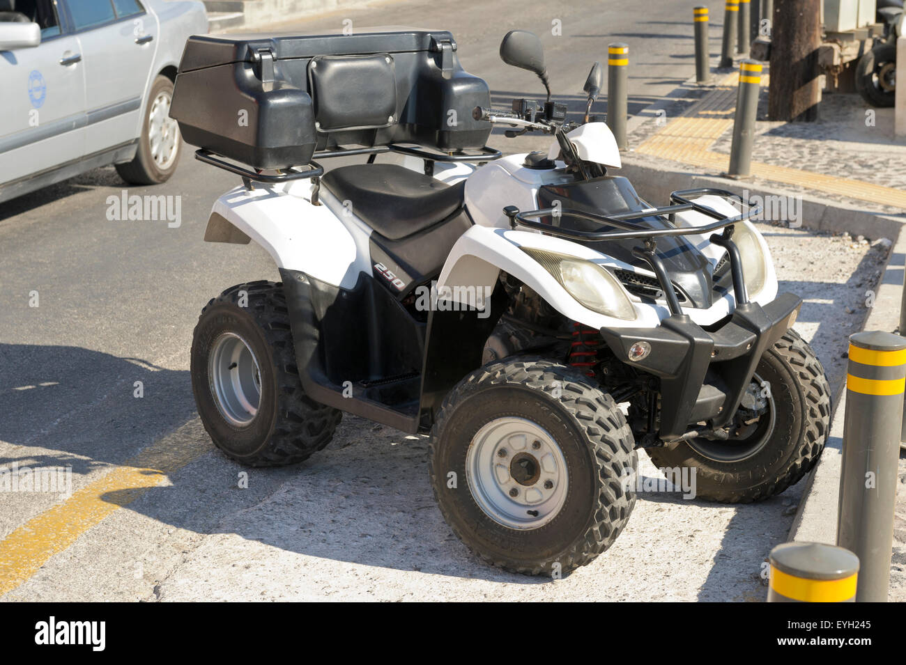 Santorini greece scooter Banque de photographies et d’images à haute