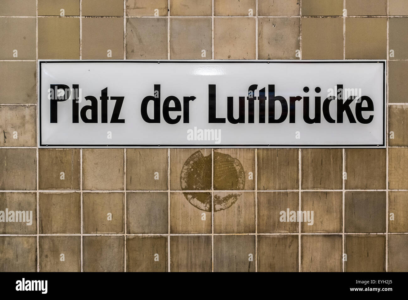 Inscrivez-Platz der Luftbruecke puis en métro station, Berlin, Allemagne. Banque D'Images