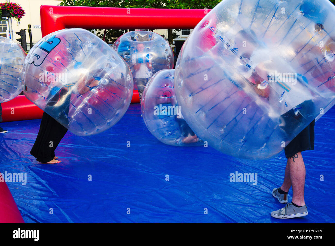 Les adultes ayant l'amusement dans Bumper-Balls à Bristol Harbour Festival Banque D'Images