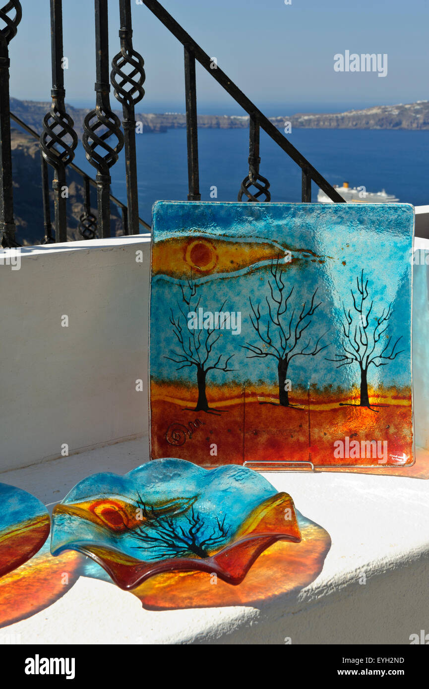 Un ensemble de belle verrerie colorée avec tree design en vente, Santorini, Grèce. Banque D'Images