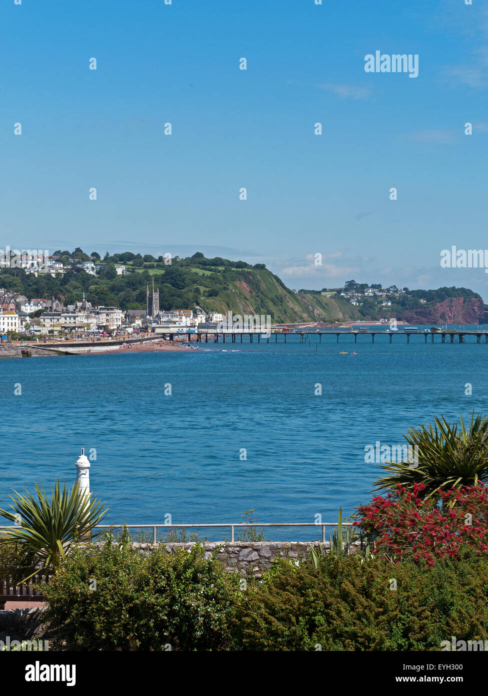 Teignmouth vu à travers l'estuaire de la Teign Shaldon dans le sud du Devon, Angleterre Banque D'Images