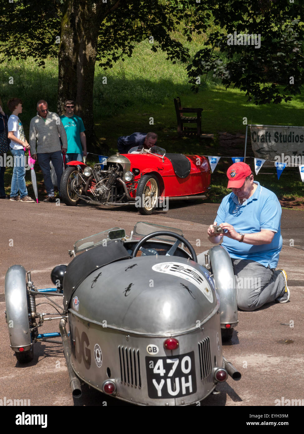 Affichage Les amateurs de voitures classiques à trois roues Morgan, affichée à l'Cockington Village, Torquay, Torquay, Devon, Angleterre Banque D'Images