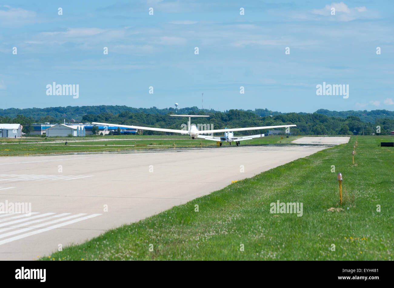 Planeur planeur ou traîné par avion de remorquage à l'aéroport municipal d'faribault au Minnesota Banque D'Images